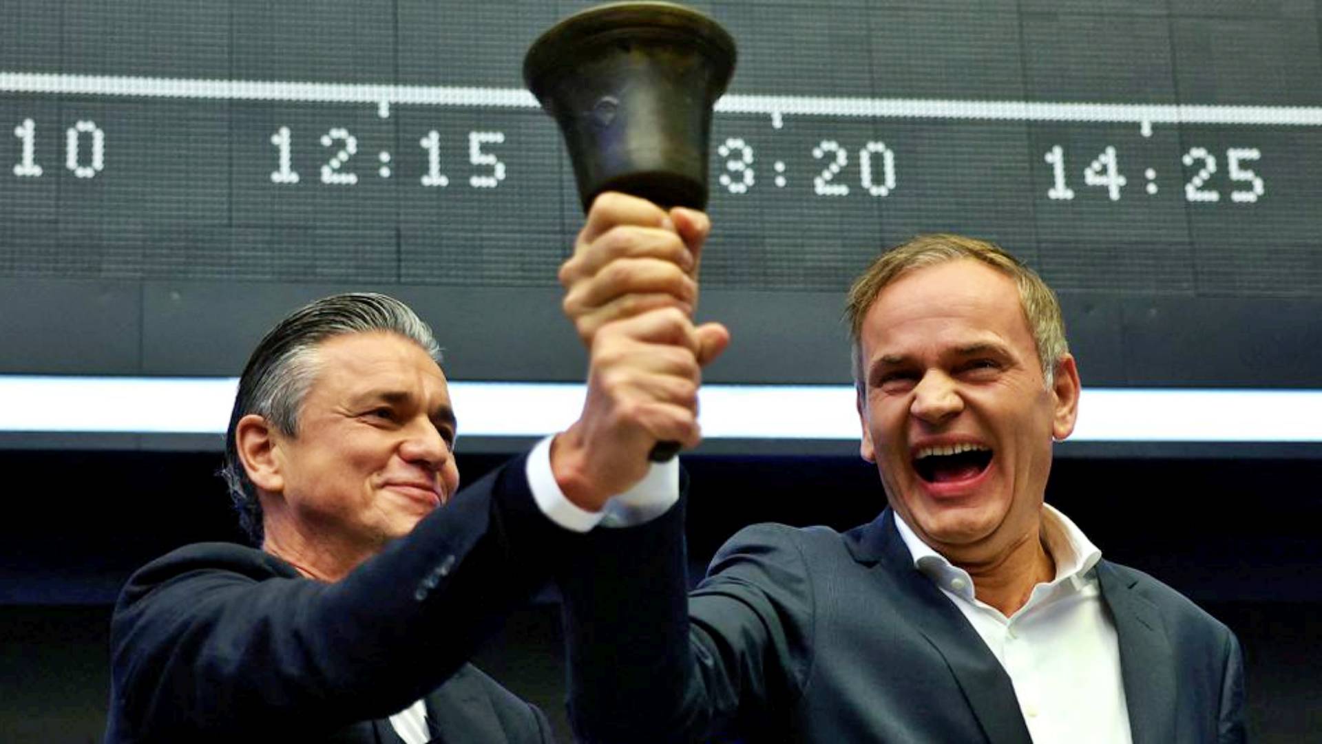 Oliver Blume (right) and Lutz Maschke ringing the bell in Frankfurt